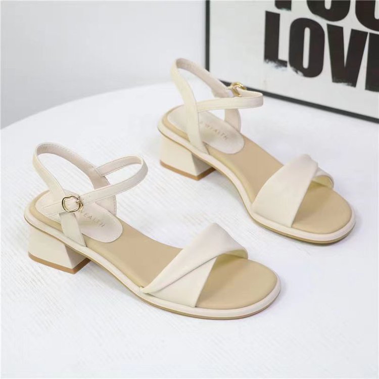 Evening Breeze Block Heel Sand - Home Office Size recensie en prijs